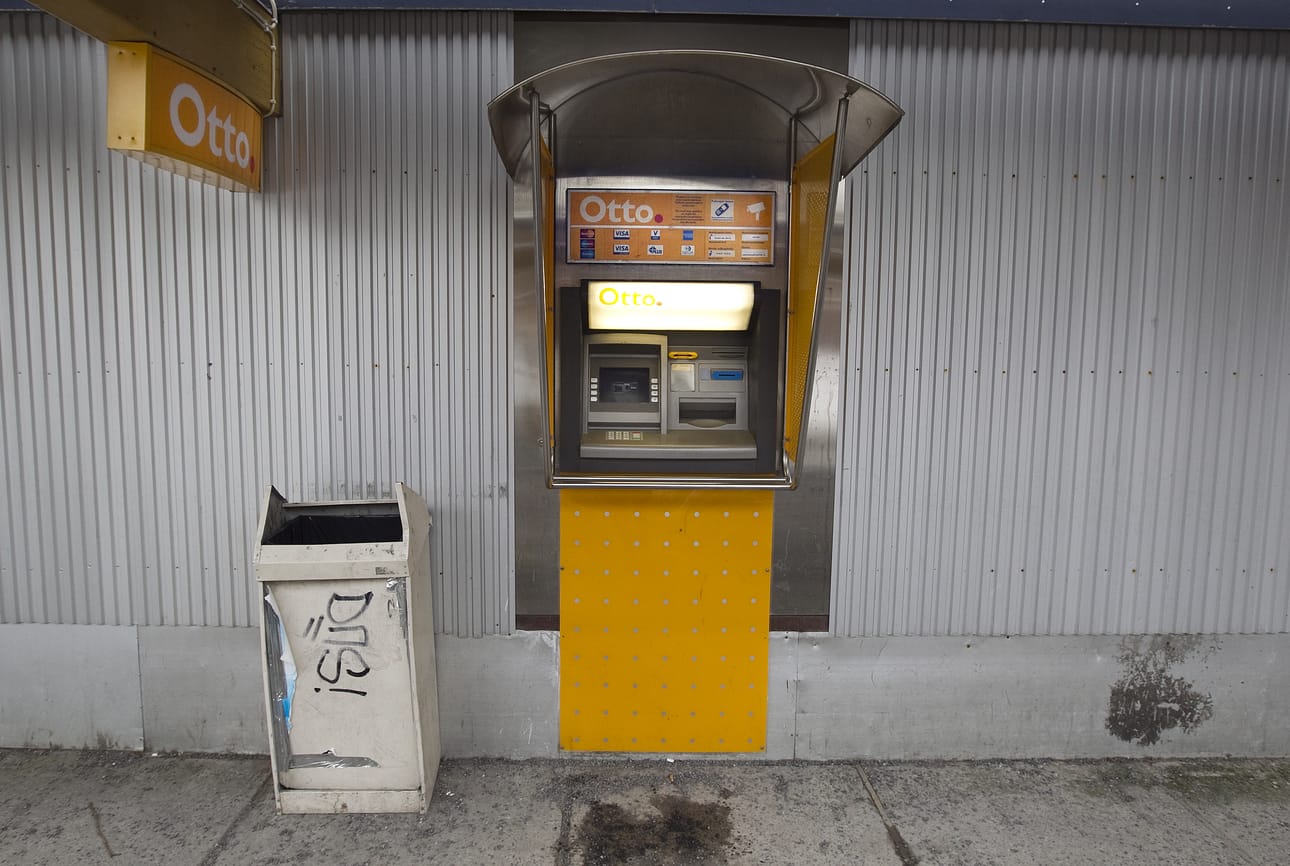 Tämä se vasta murheenkryyni on: Kaukovainion ostoskeskuksen pankkiautomaatti.