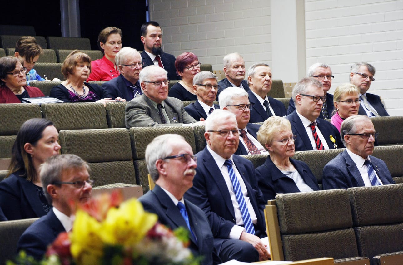 Taidekoulun auditorioon kokoontui sunnuntaina juhlivia agrologeja.