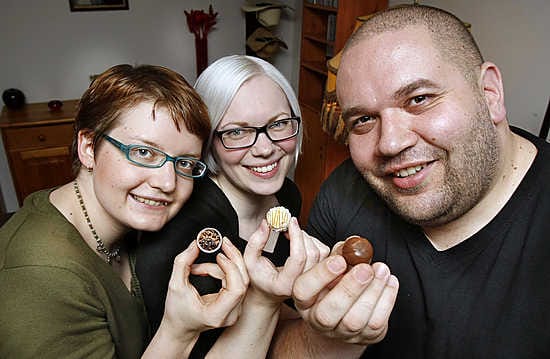 Hanna Pihlajamäki, Satu Hanhineva ja Jarkko Karhunen maistelevat mielellään suklaita. Vaikka jouluna tarjonta on vuoden parhain, ei joulumieli tule ilman perinteisiä konvehtirasioita.