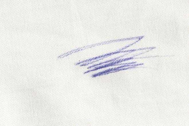 Millä konsteilla kuulakärkikynätahran voisi saada pois? ARKISTOKUVA: OSSI AHOLA