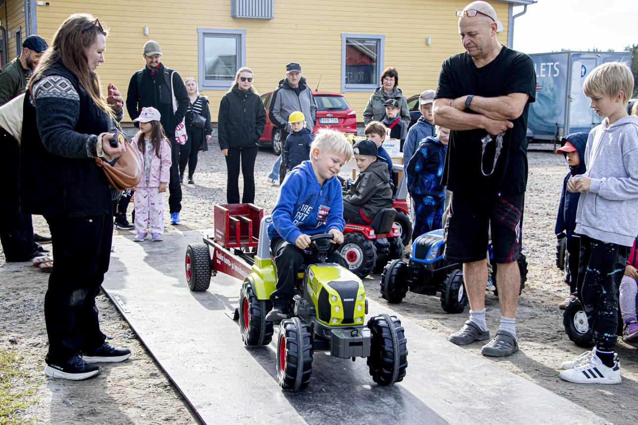 Polkutraktorpullingin SM-kisoissa mitteli 59 osallistujaa.