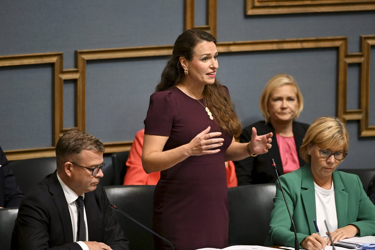 Anna-Kaisa Ikosen mukaan valtio on hyvinvointialueiden tukena miettimässä sitä, miten vuokratyövoimaa kyettäisiin välttämään. LEHTIKUVA / Markku Ulander