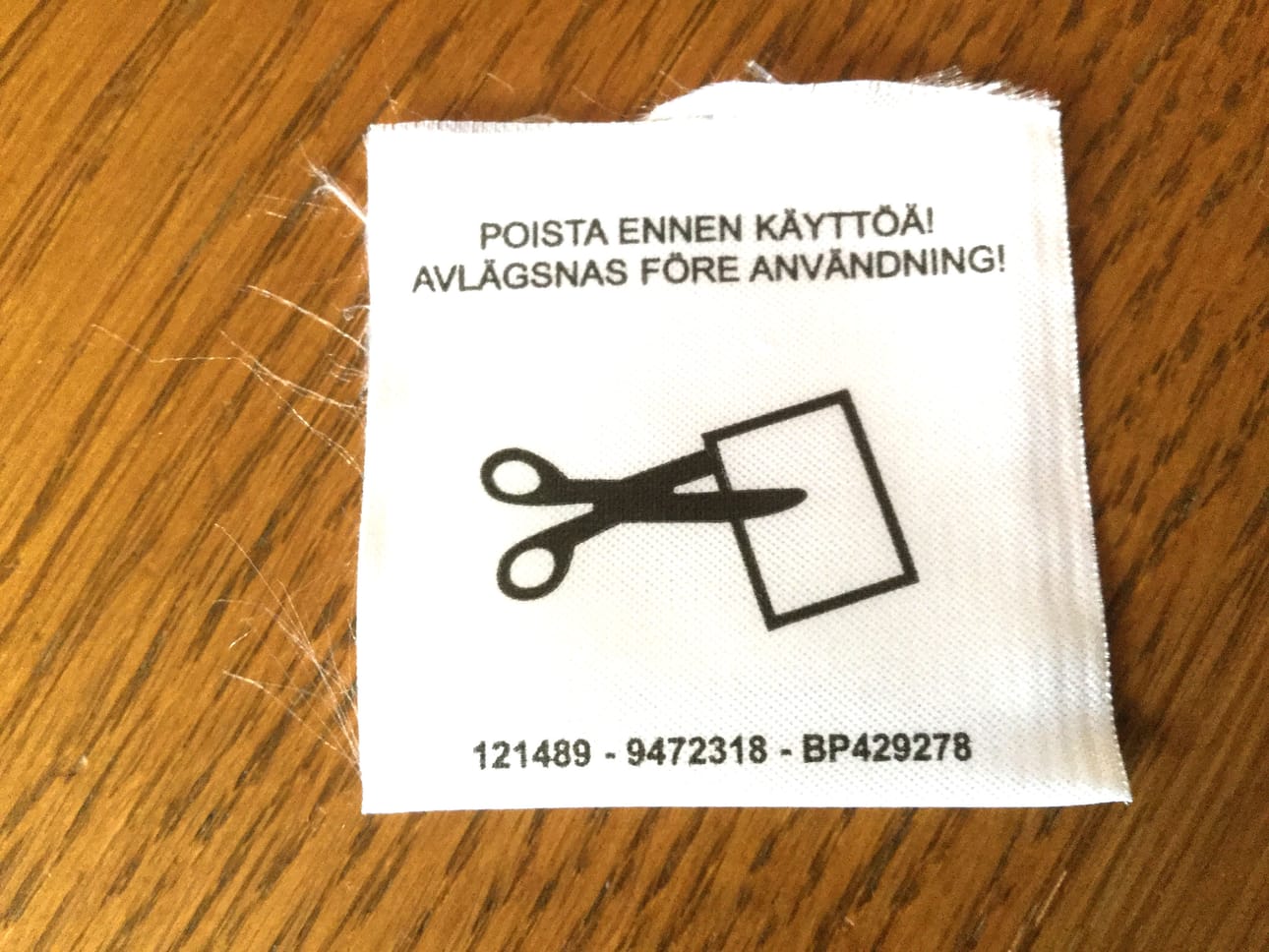 Ostaessani farkut minulle ei puhuttu mitään, että niihin on ommeltu materiaaliselostuksen ja pesuohjeen väliin kiinni lappu, jossa on mukana varashälytin, Urpo Rontti sanoo.