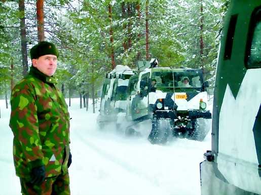 Naisnäkökulmaa. Irma Nyforsilla on takanaan yli 20 vuoden ura puolustusvoimien elokuvaohjaajana. Kuvaaja Jaakko Ala-Hiiro saa häneltä ohjeita seuraavaa otosta varten.