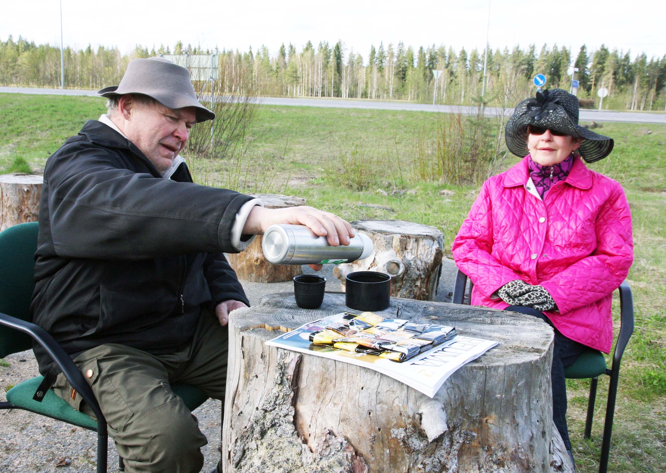 Tyrnäväläiset kahvitauolla. Ahti Kylli tarjosi kahvit Päivi Heikkilälle.