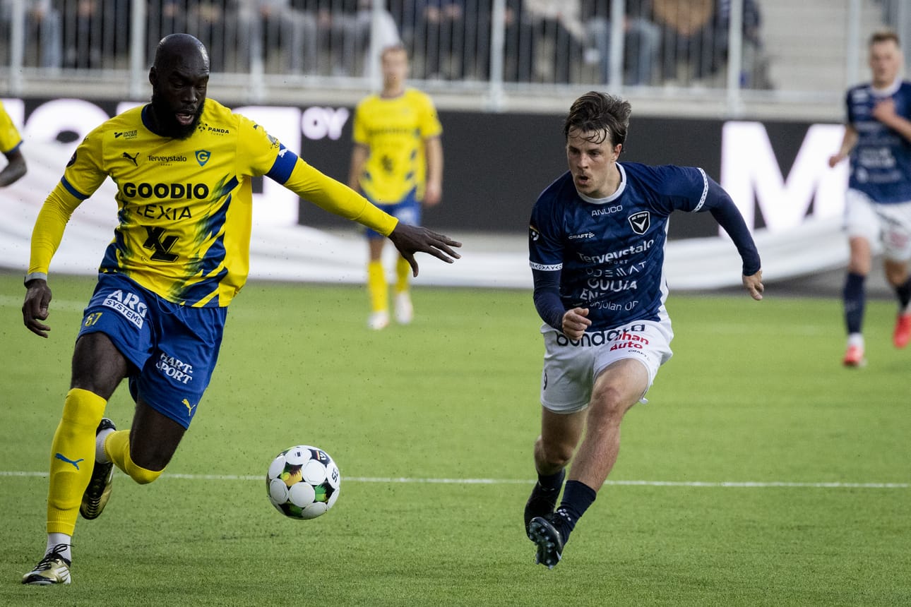 AC Oulun Roope Riski (oik.) jahtasi Heinäpään stadionin tekonurmella IF Gnistanin Stephen Obileyea.