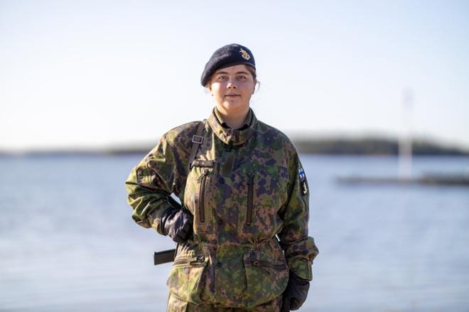 – Parasta varusmiespalveluksessa on se, että on päässyt haastamaan itseään, Rebekka Virta sanoo. KUVAT: JERRY FLOOR