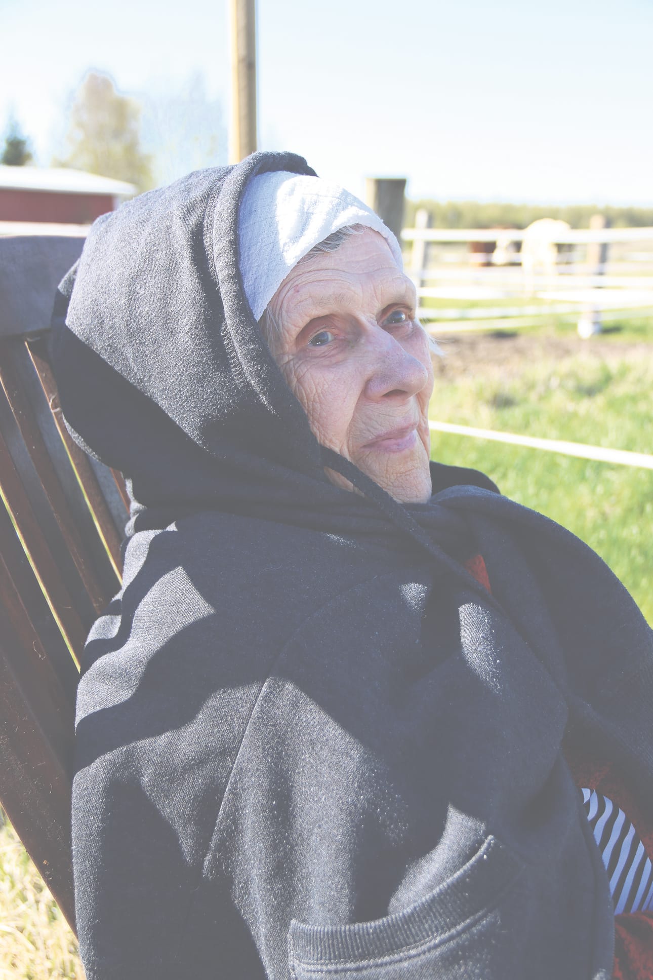 Jenni Sohlo tuli tilalle parikymppisenä. Nyt hän oli jo 70. kerran mukana, kun lehmät lähtivät kesälaitumille.