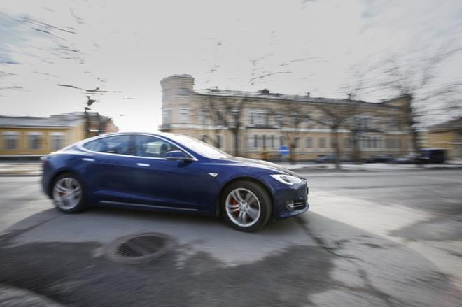 Teslalla menee lujaa jo ennen uuden edullisen Model 3 -sähköautomallin toimituksia. Vaasassakin sähköautoja esitellyt Tesla on matkalla USA:n arvokkaimmaksi autoyhtiöksi. Kuva: Samppa Toivonen