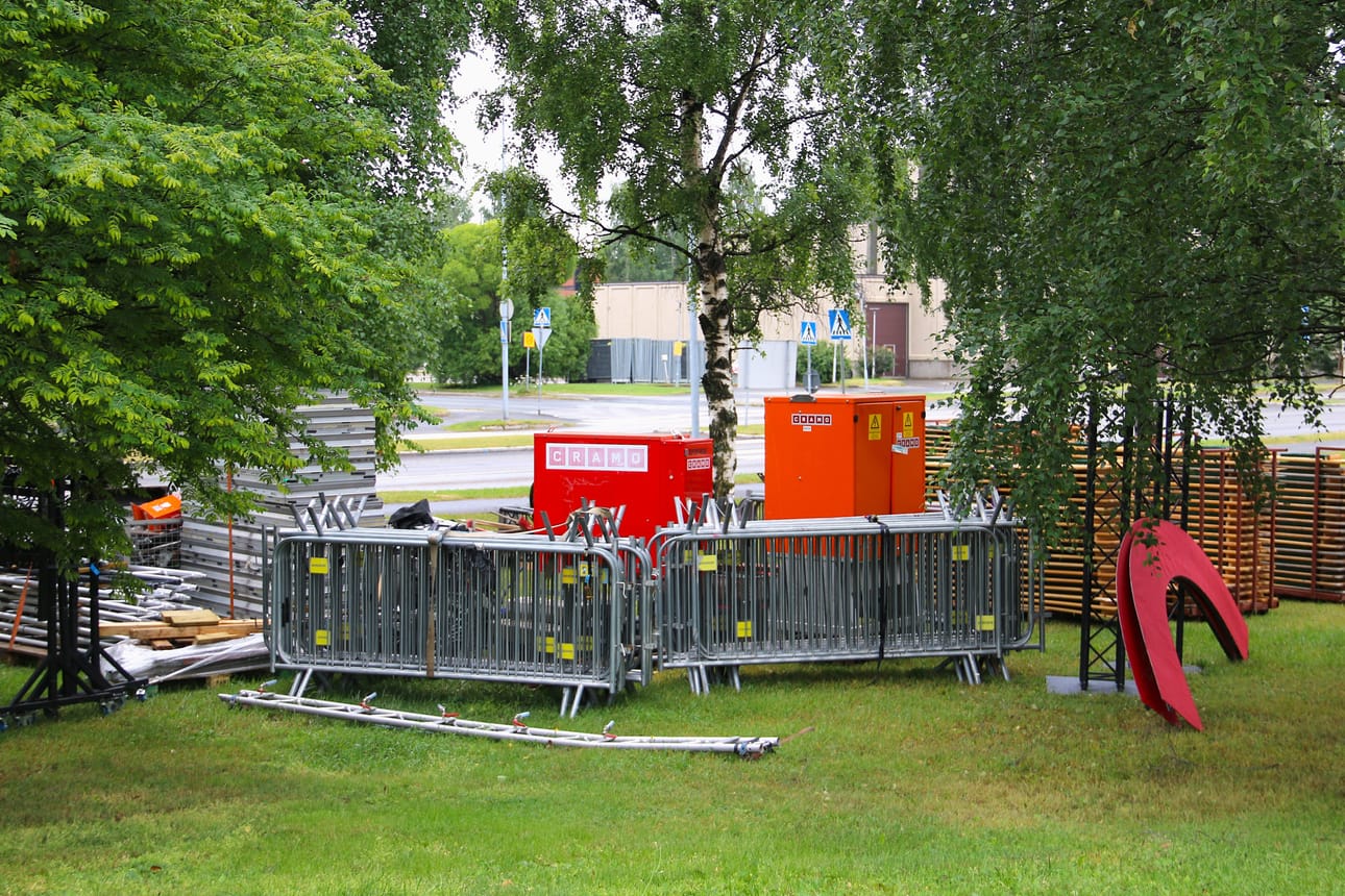 Alkuviikosta Ruutinrannan puistossa oli jo festaritavaraa odottamassa paikkaansa. Alueen rakentamiseen käytetään kokonaisuudessaan noin viikko.