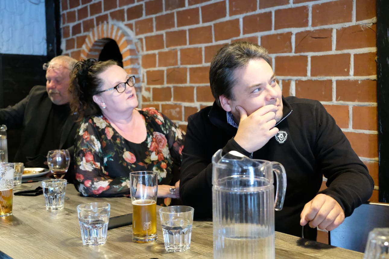 Kuusamon perussuomalaisten vaalivalvojaiset Otsolassa. Tarja Leinonen-Viinikka ja Tero Kokko jännittivät valtakunnallisia tuloksia televisiosta televisiosta.