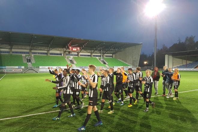 VPS Akatemian nuoret pelaajat iloitsivat perjantaina, kun voitetun kotiottelun päätteeksi varmistui nousu jalkapallon kakkoseen. KUVA: TIMO VEDENJUOKSU