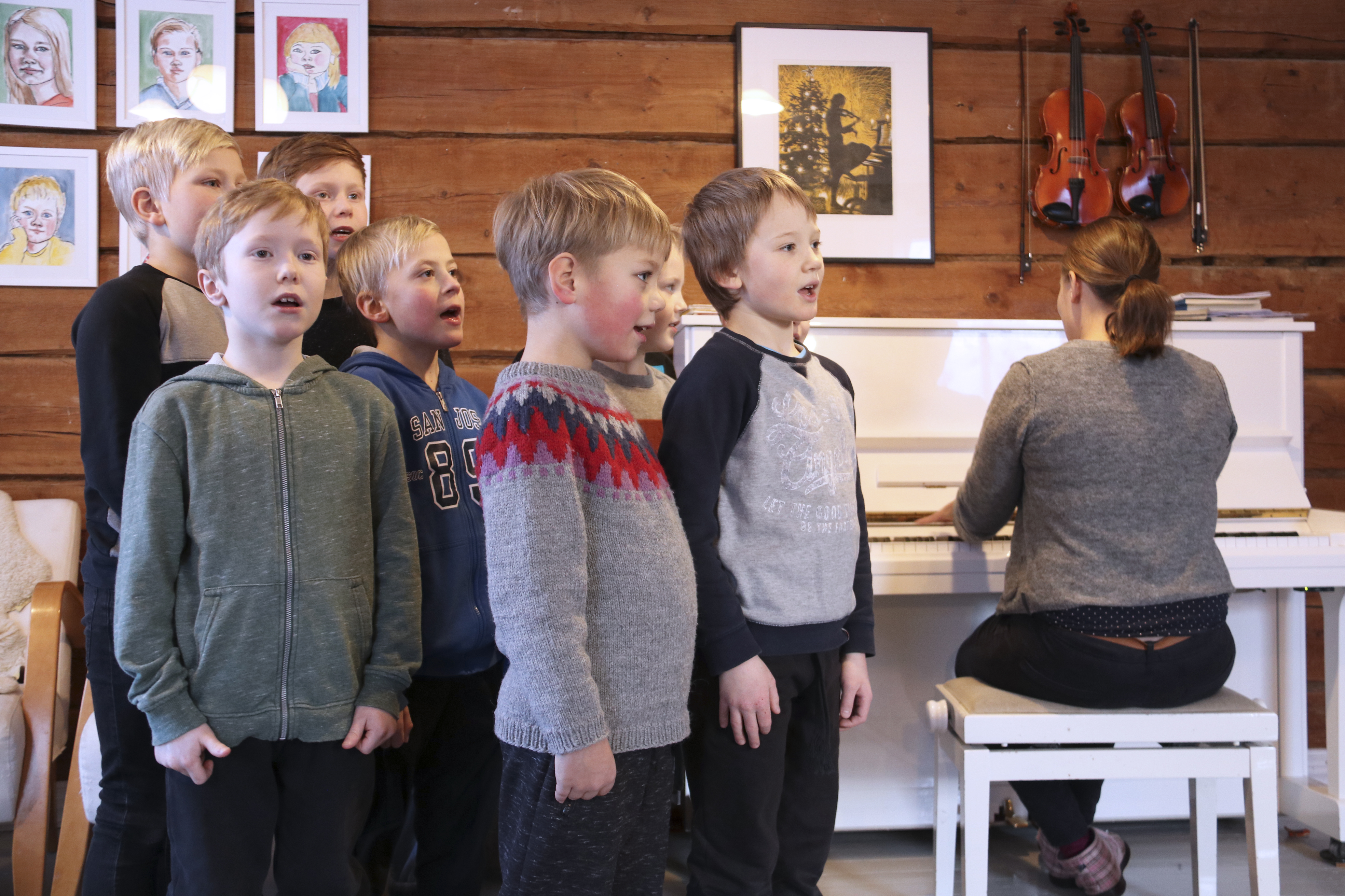 Alakouluikäisille suunnattu poikakuoro on vetänyt väkeä muualtakin kuin vain Oulunsalosta. Kuoroa johtavat Eeva Maija Sorvari (kuvassa) sekä Tuomo Kangas.