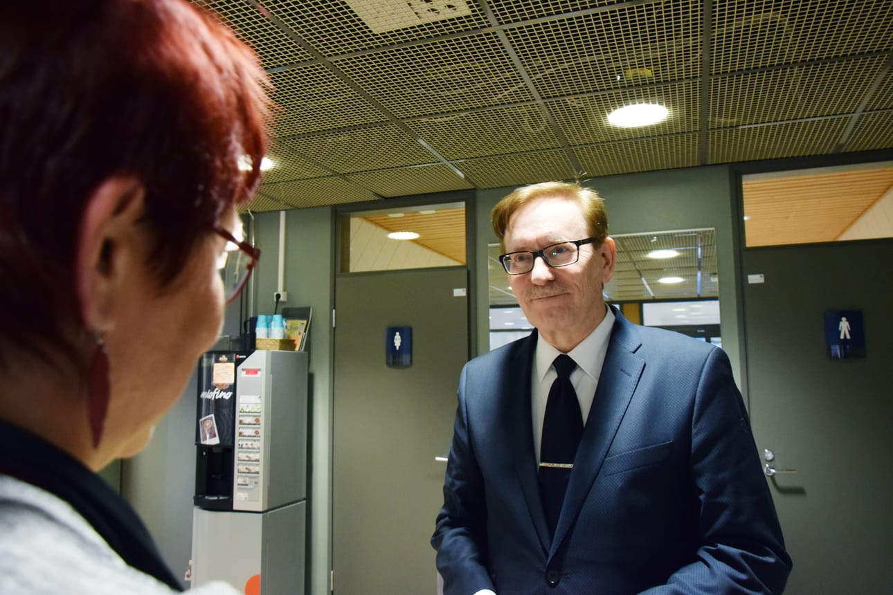 Raahen seutukunnan kehittämiskeskuksen johtaja Risto Pietilä jää vuodenvaihteessa lomalle ja siitä suoraan eläkkeelle. Tässä kohtaa on turhaa kysyä, mitä Pietilä aikoo vapailla tehdä, mutta yksi asia on varma: kotipaikka on ja pysyy Siikajoen Revonlahdella. Pietilän läksiäisielä vietettiin Raahessa viime viikolla. Onnitteluvuorossa Siikajoen kunnanvaltuuston puheenjohtaja Päivi Eskola.