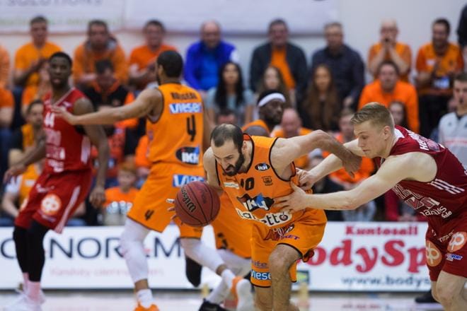Karhu Basketin Bojan Sarcevic karkasi Pyrinnön puolustajalta läpiajoon. Sarcevic teki ottelussa 11 pistettä. KUVAT: MINNA ANTILA
