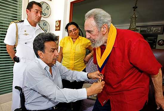Fidel Castro sai lokakuussa solidaarisuusmitalin Ecuadorin varapresidentiltä Lenin Morenolta.