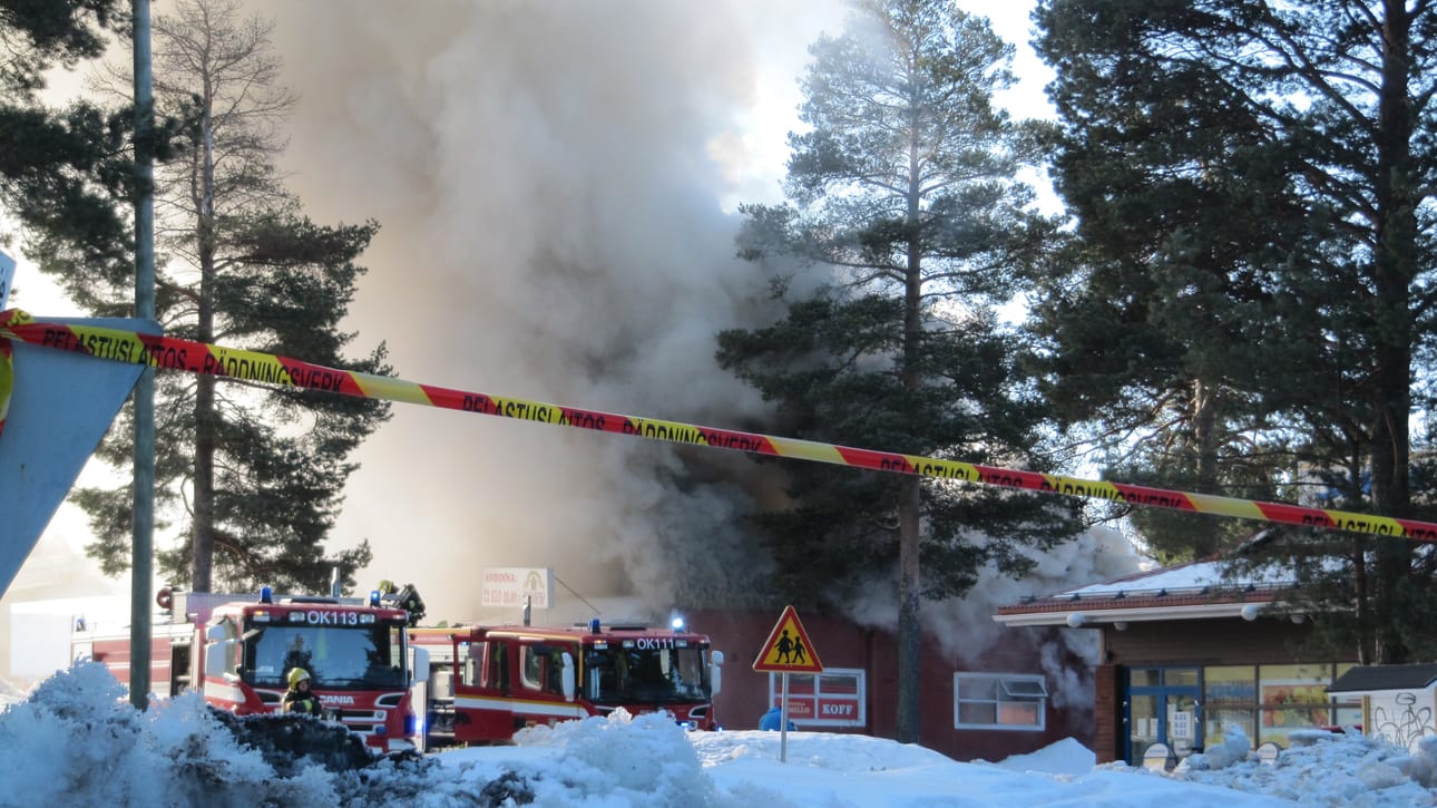 Palokunta kehottaa lähialueen asukkaita pitämään ikkunat ja ovet kiinni savuhaitan vuoksi.