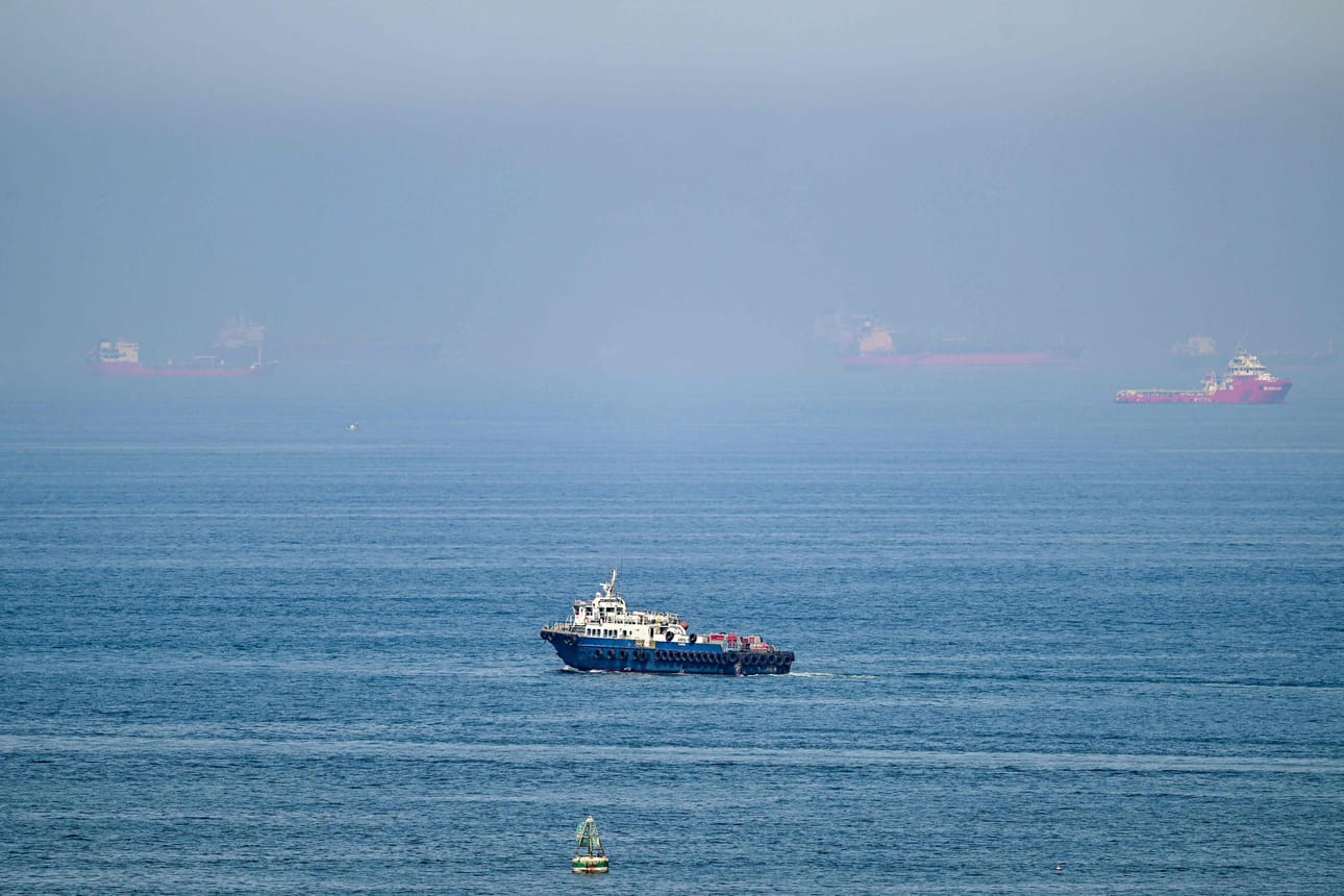 Iran ilmoittaa Hormuzinsalmen sulkemisesta uudestaan. Hormuzinsalmi on maailmanlaajuisesti merkittävä öljy- ja maakaasukuljetusten väylä.