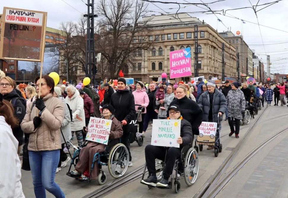 Näin Rollaattorimarssi eteni vuosi sitten Tampereella. Tänä vuonna tempaus laajenee yli 30 paikkakunnalle.