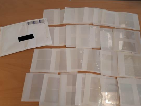 Rajavartiolaitoksen takavarikoimia laminaatteja, joita käytetään yhdysvaltalaisten ajokorttien väärentämiseen.