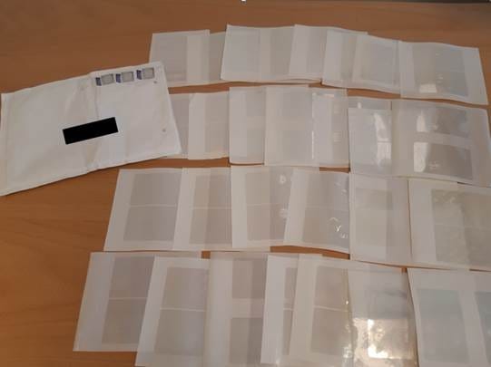 Rajavartiolaitoksen takavarikoimia laminaatteja, joita käytetään yhdysvaltalaisten ajokorttien väärentämiseen.