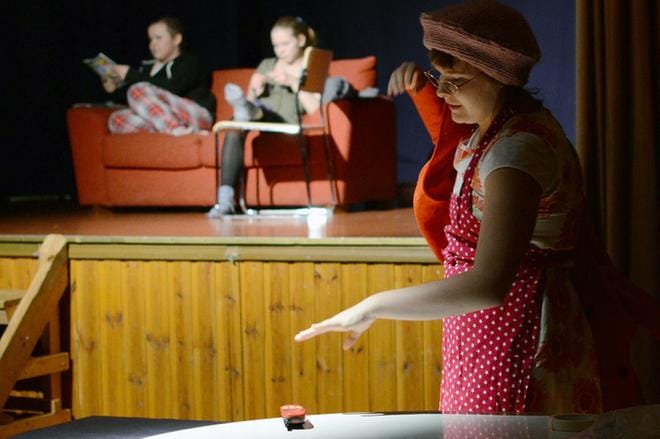 Tulevana viikonloppuna TaiKonin Vähänkyrön teatteripajojen lapset ja nuoret esittävät kaksi esitystä nuorisotalo Kyrölän lavalla. Esitykset alkavat lauantaina kello 14 ja sunnuntaina kello 18. Kuva: Kari Kaartinen