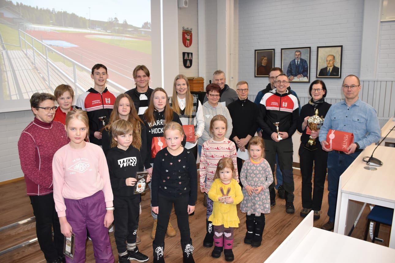 Posion kunnan ja Posion Pyrinnön perinteisessä vuoden urheilijoiden palkitsemistilaisuudessa maanantai-iltana valtuustosalissa ojennettiin palkinnot ja stipendit parhaille.