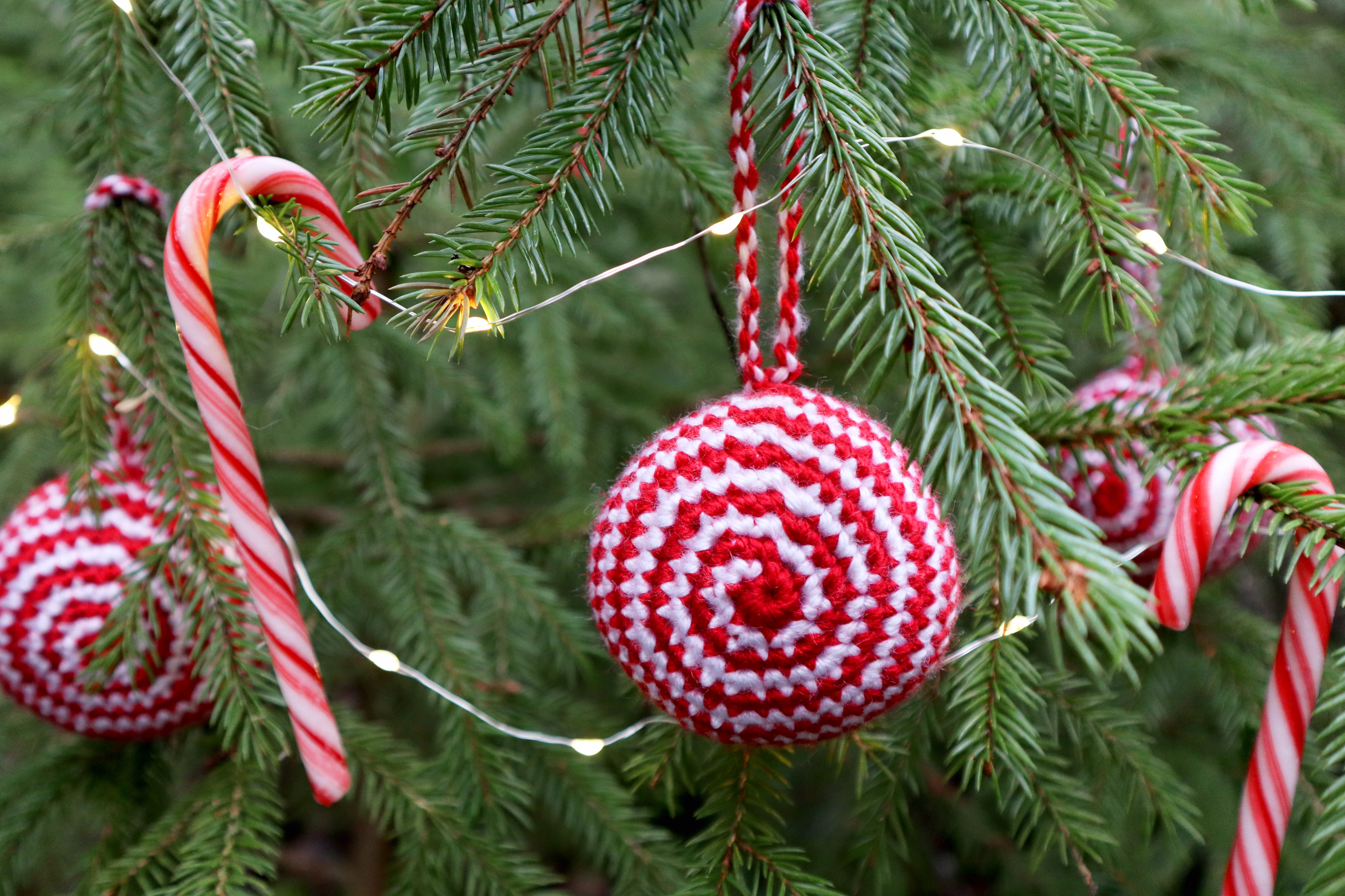 Virkkaa jouluksi superhelpot polkapallot vaikkapa kuuseen ripustettaviksi