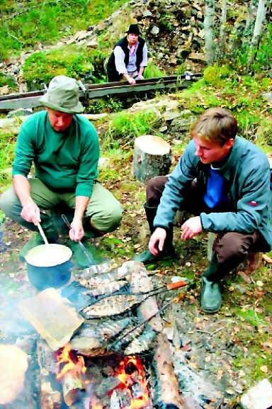 Metsäsienikeitto valmistuu näyttäväksi leiriruuaksi