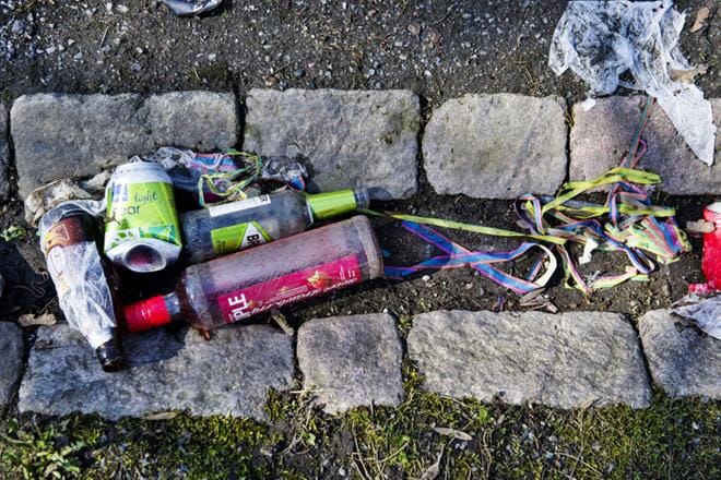 Lasipullot ovat käytännössä ikuisia ja alumiinitölkki maatuu 200 vuodessa. Paperi maatuu alle vuodessa ja pahvi noin viidessä vuodessa.