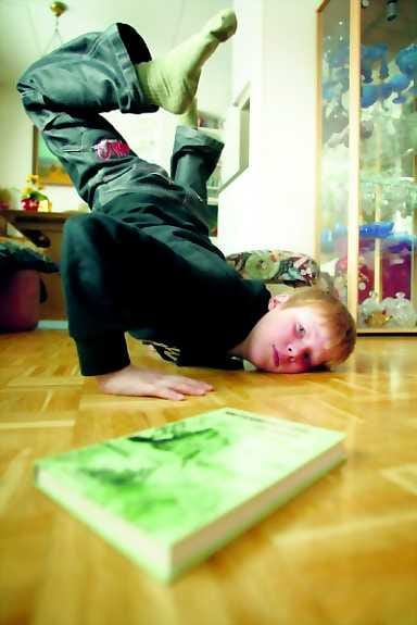 Monenlaista taiteilua. Kirjoittamisen lisäksi Eetu Uusikylällä on myös monia muita harrastuksia. Hän tekee musiikkia tietokoneella ja suunnitelmissa on myös digivideokameran hankkiminen. Yksi rakas harrastus on myös break dance.