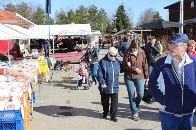 Myyntipisteet ja kojut nousivat aamulla Karijoen koulun edustalle. KUVA: LOTTA KALLIO