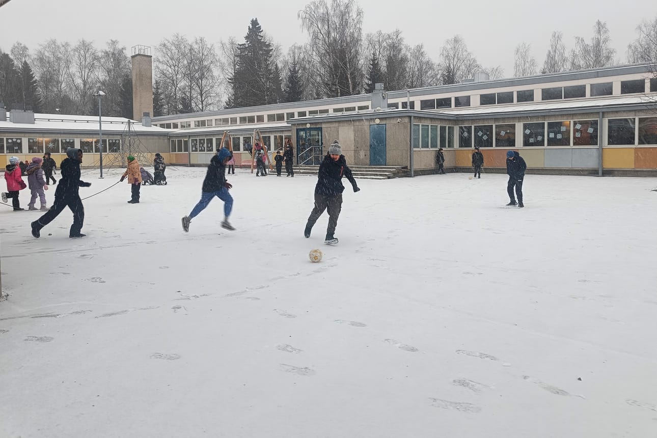 Hietalahden koulun piha on liian pieni, jotta koulun 200 oppilasta voisi olla samaan aikaan välitunnilla. Sen takia välitunteja on porrastettu.