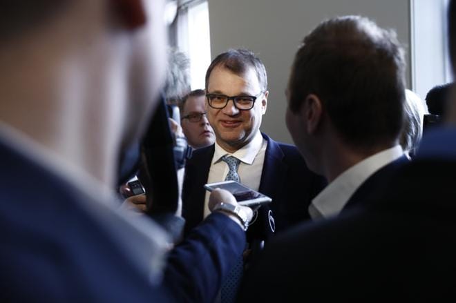 Pääministeri Juha Sipilä (kesk.) ja muu johto ottivat aikalisän. Keskiviikkona kuullaan, mitkä ovat puolueen hallitushalut. Kentän ääntä kuullaan. KUVA: JOEL MAISALMI