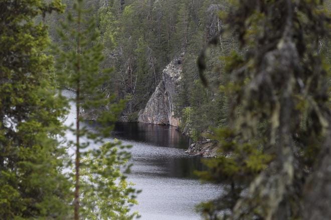Hossan uuden kansallispuiston tunnetuimpia nähtävyyksiä ovat taustalla näkyvän Värikallion kivikautiset kalliomaalaukset. KUVA: JUHA NEUVONEN