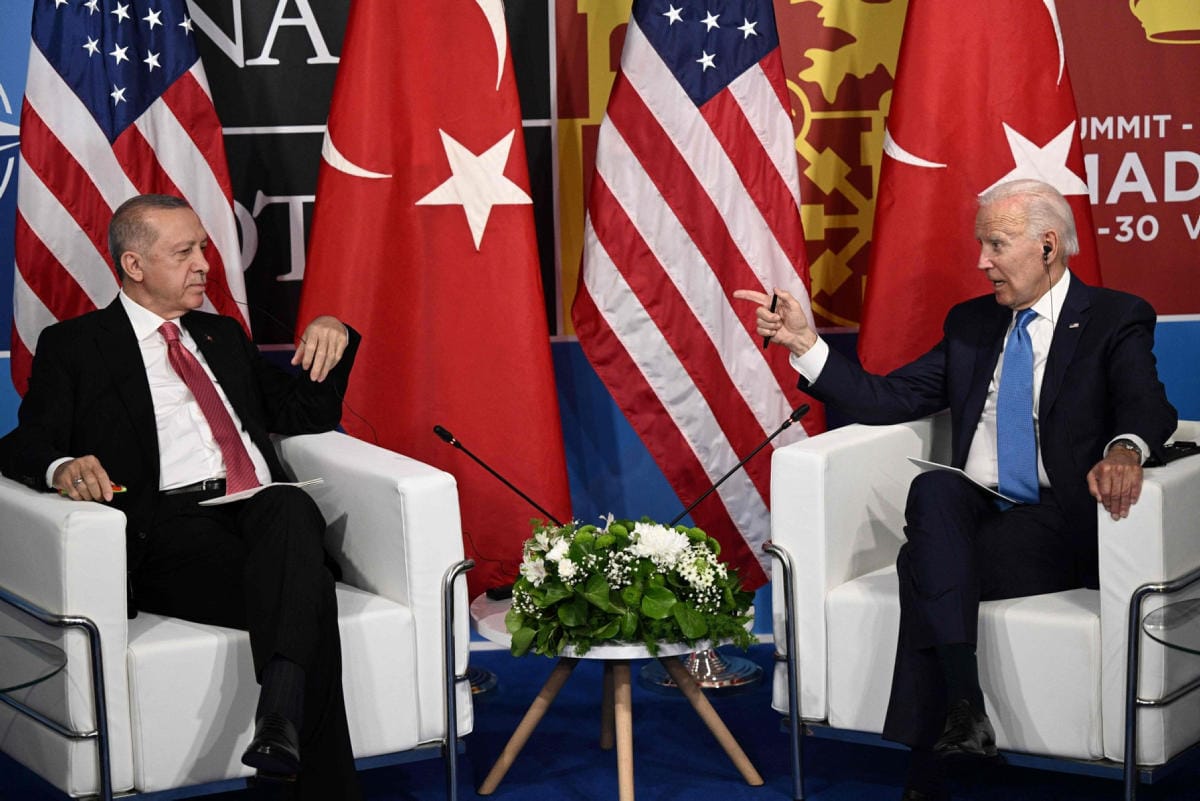 Turkin presidentti Recep Tayyip Erdogan (vas.) ja Yhdysvaltojen presidentti Joe Biden (oik.) keskustelivat keskiviikkona Madridissa. LEHTIKUVA/AFP