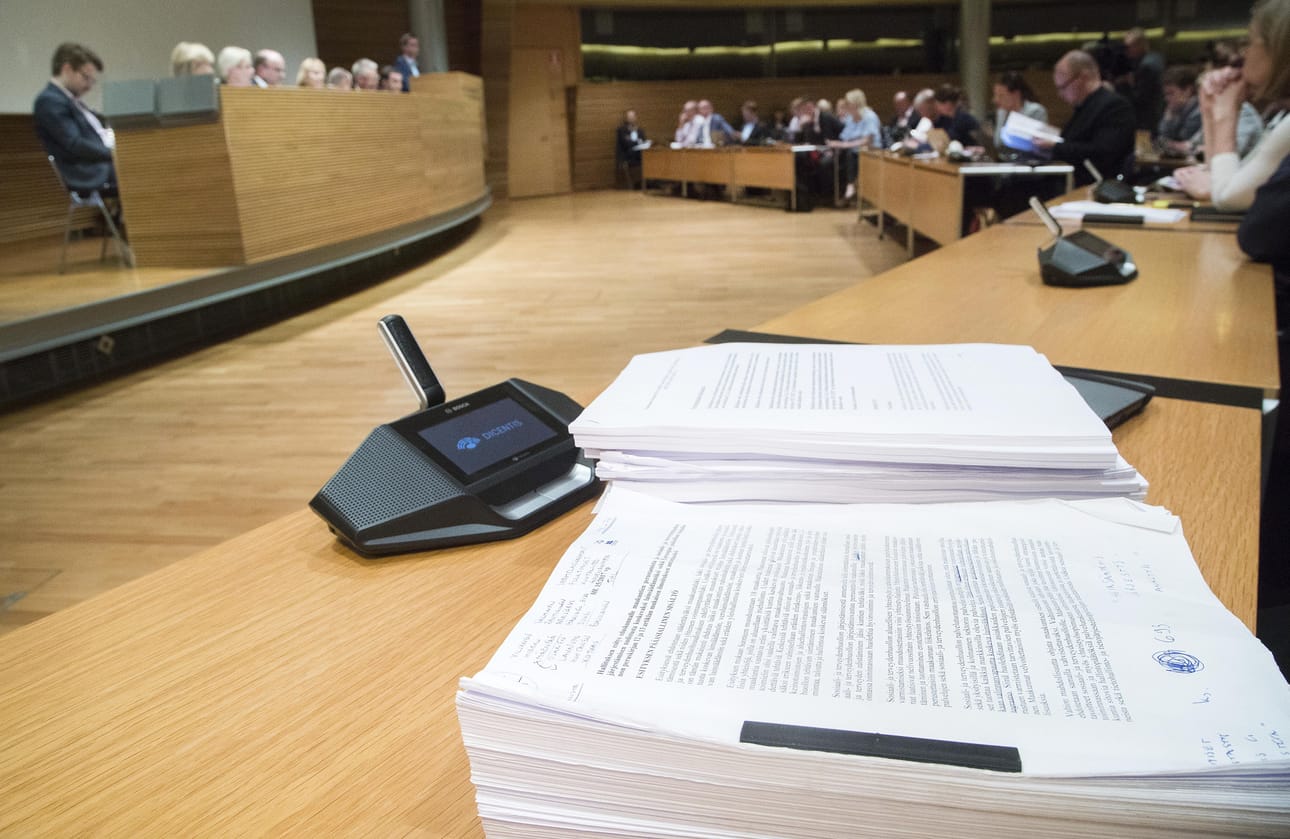 Sote-uudistuksesta on tulostettu useampi kasa paperia. Perustuslakivaliokunnan materiaalia viime kesältä.