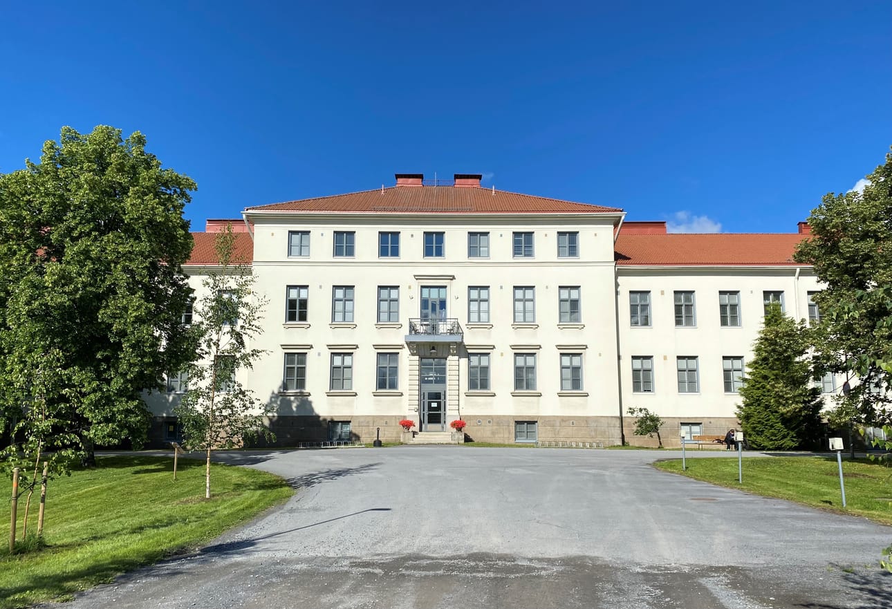Hostel Björkenheim sijaitsee Piirin alueen vuonna 1923 valmistuneessa päärakennuksessa.