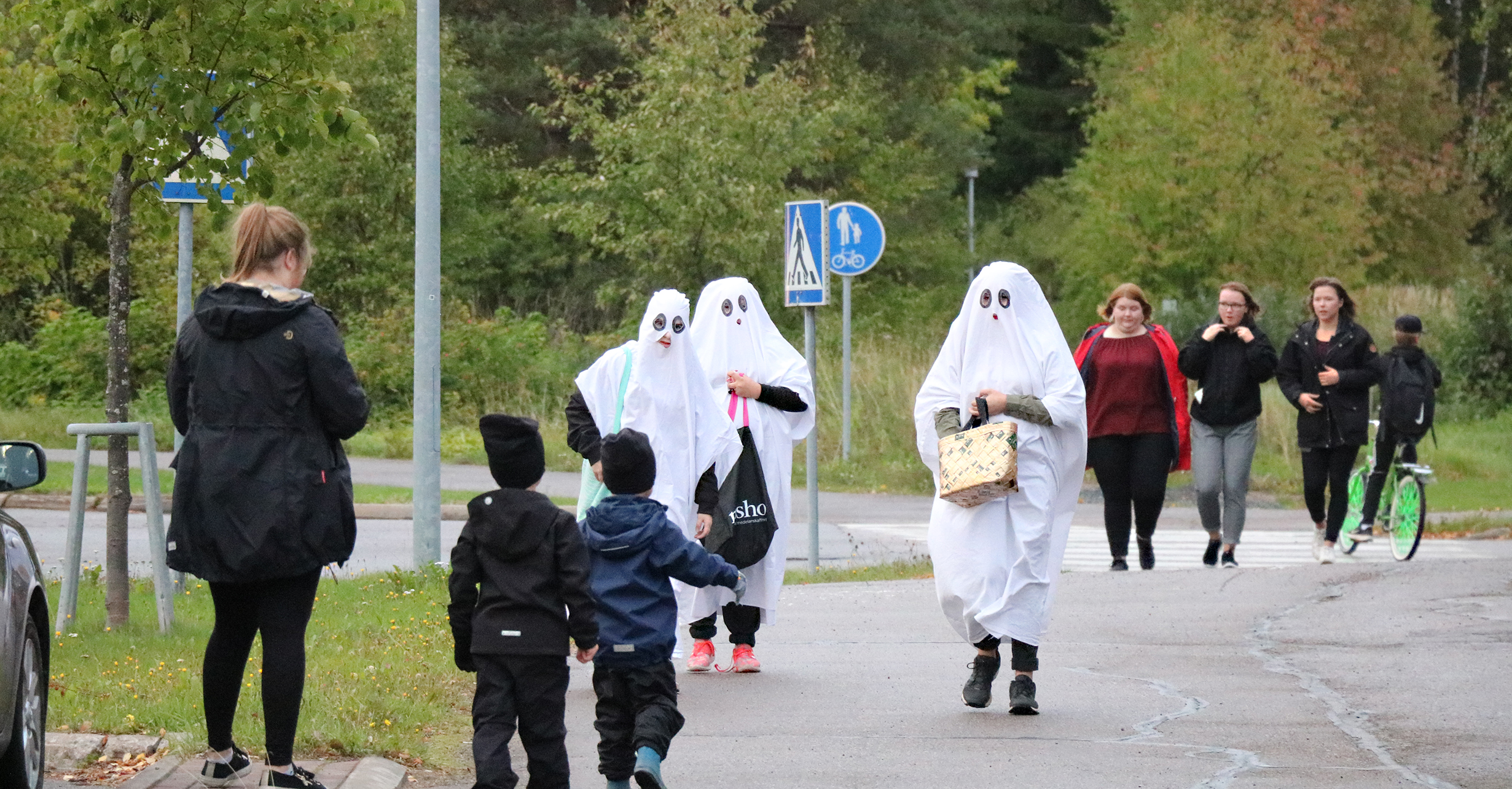 Haamut ilahduttavat villiperjantaissa. Karkkikorin perässä ovat niin isot kuin pienetkin shoppailijat.