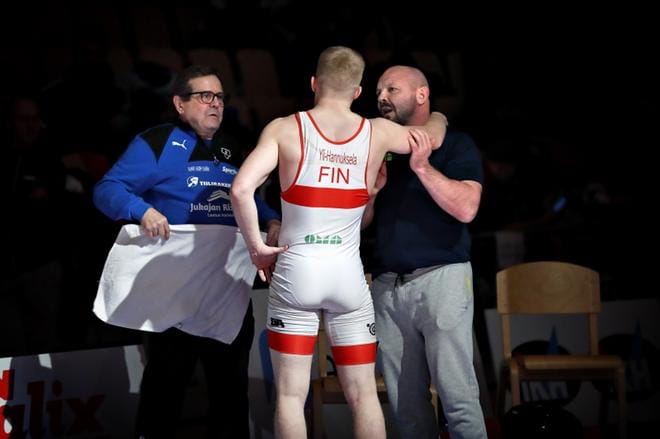 Seppo Yli-Hannukselan (vas.) mukaan työ Ilmajoella jatkuu kohti seuraavia olympialaisia. Projektissa ovat mukana myös pojanpoika Akseli sekä Tokiossa painin vastuuvalmentajana toimiva poika Marko. KUVA: TOMI KOSONEN