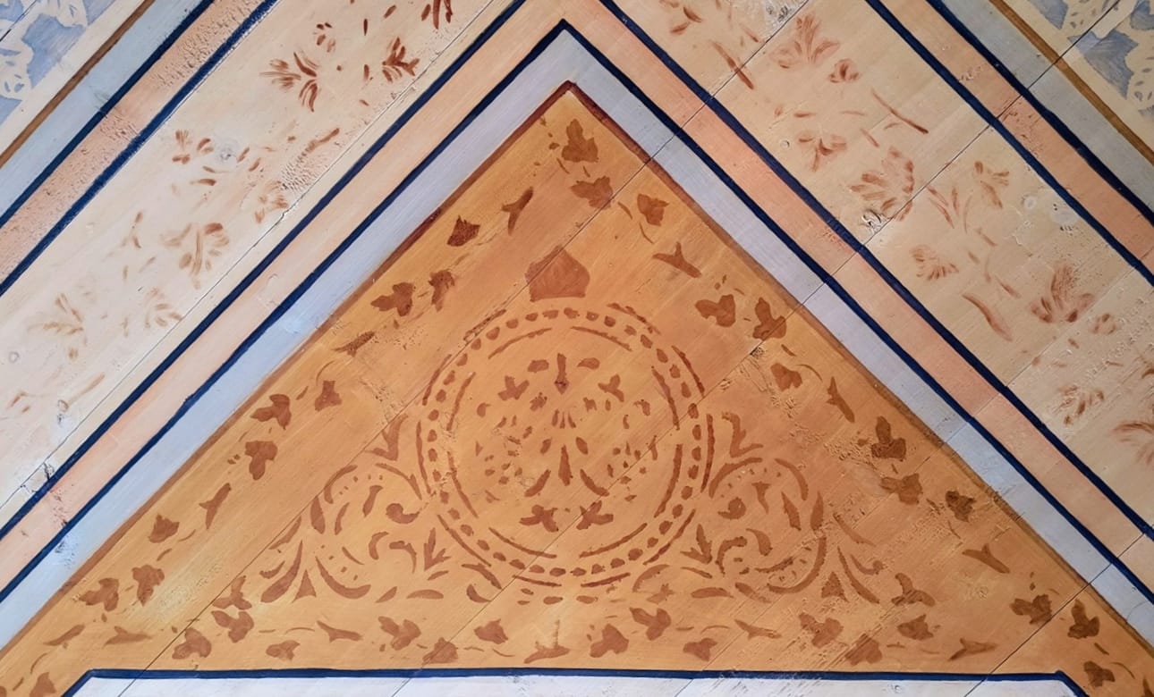Kamarin katon maalausta Vexalan kylässä, maalarina Maalari-Pitter eli Petter Pensar (1844–1907). Talo oli varakkaampi ja siksi oli varaa palkata ammattimaalari.