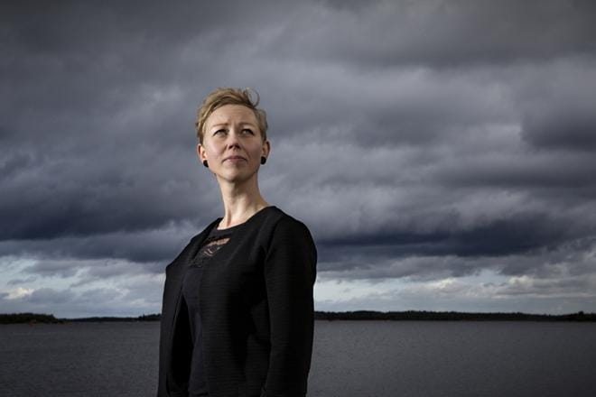 Pietarsaaren ympäristönsuojelupäällikkö Sofia Zittra-Bärsund istuu Ådön rannalla, jossa kaupungin ympäristötoimisto suorittaa säännöllistä leväseurantaa kesäkuukausina. KUVA: ULLA NIKULA