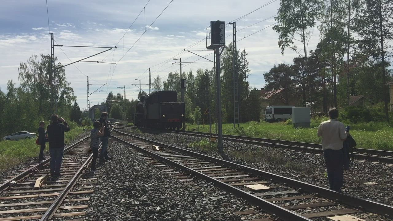 Ukko-Pekan veturi vaihtaa suuntaa Haukiputaalla