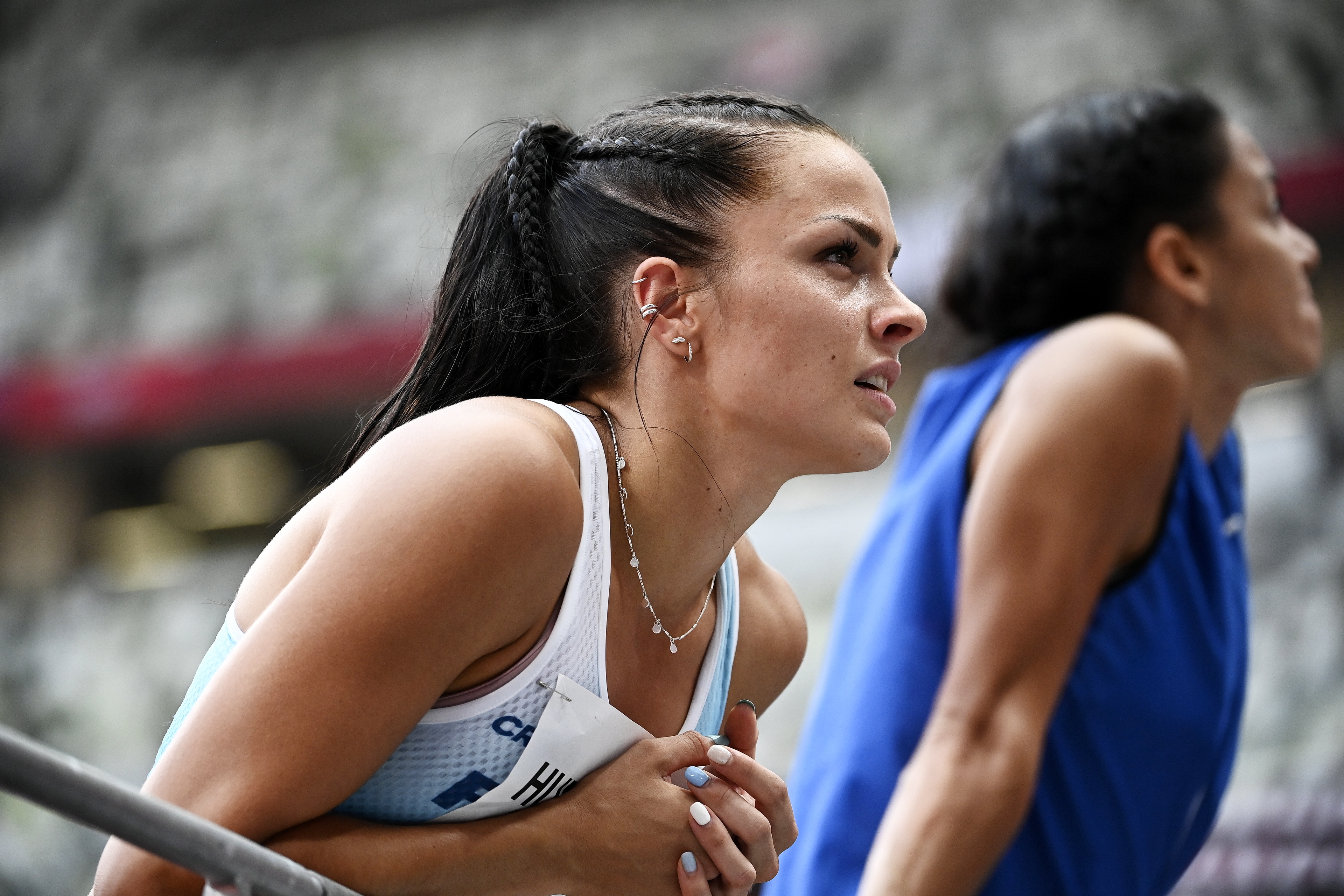 Maria Huntingtonin ottelu kääntyi aitajuoksun jälkeen alavireiseksi – tekniikka piiputti korkeudessa, kuulantyöntö alkoi kahdella yliastutulla