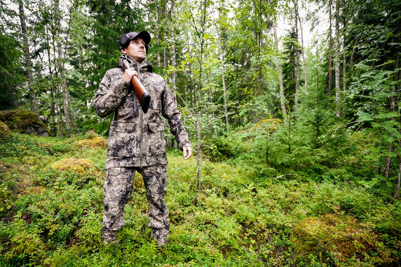 Teppo Alalauri kiinnostui metsästyksestä aikuisiällä. Hän ei ole koskaan asunut maaseudulla.