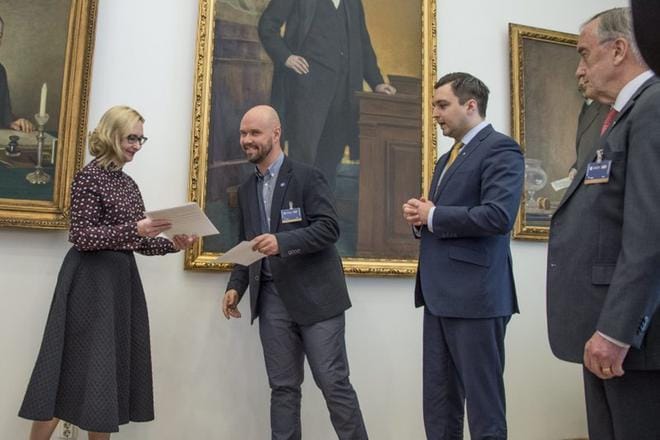 Eduskunnan puhemies Maria Lohela (ps.) otti aamukymmeneltä vastaan Vaasan yli 65 000 nimeä keränneen sairaala-aloitteen. Kuva: Compic Markku Ojala