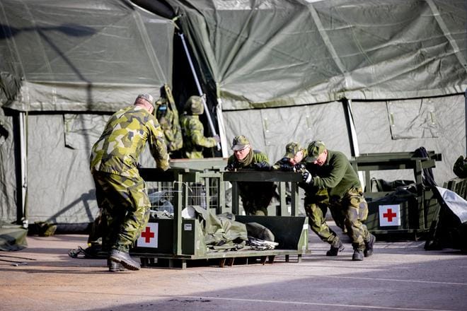 Ruotsalaissotilaat rakensivat koronapotilaiden hoitoon tarkoitettua kenttäsairaalaa Göteborgissa maaliskuussa 2020. Ruotsi on joutunut turvautumaan potilaiden siirtoihin sairaaloiden välillä.