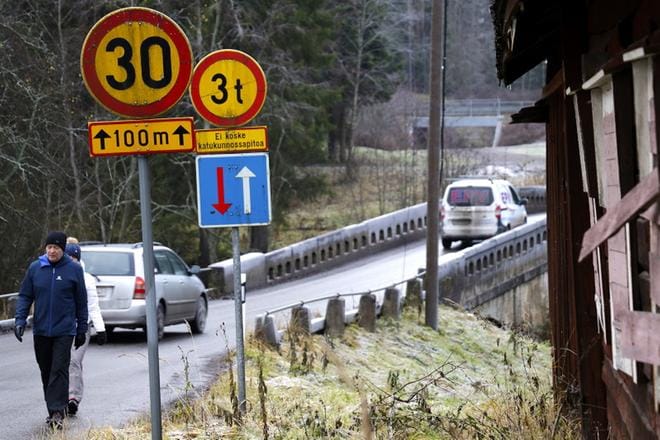 Björkenheimintien sillasta ja sen aiheuttamasta liikenteen pullonkaulasta on puhuttu pitkään. Kiellettäisiinkö autoliikenne kokonaan ja varattaisiin silta kevyelle liikenteelle? Näin pohditaan sykyllä 2017. Tosin uuden sillan rakentaminen vanhan viereen elää vielä.
