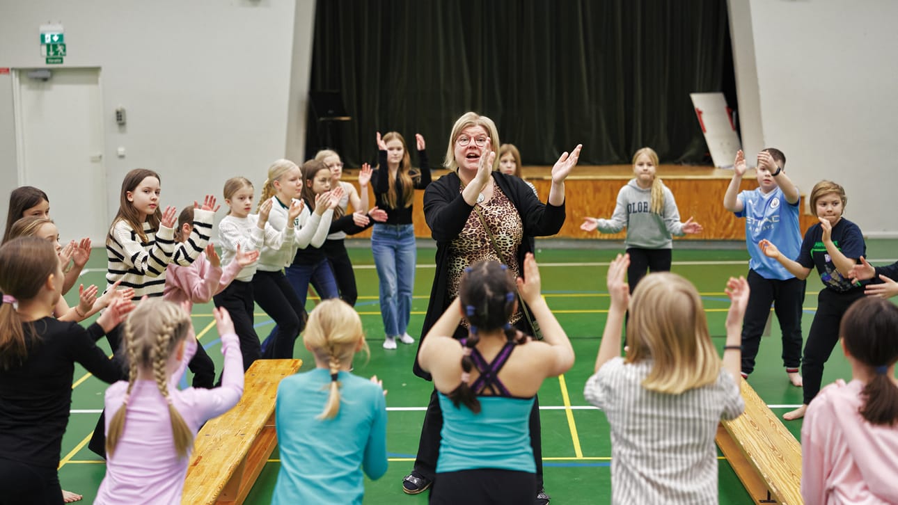 Musiikkiluokan opettaja Maria Viitasaari on harjoituttanut luokkansa lapsikuoroa päivittäin.