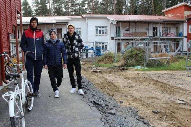 Sebastian Pozo Hernandez (vasemmalla), Ville Pasanen ja Mikael Anttila totesivat, että komeata uutta asumistilaa näyttää valmistuvan. KUVA: REIJO HEIKKILÄ